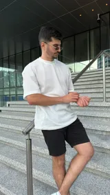 Remera blanca de tejido con punto semi abierto y cuello de ribb, calce oversize.