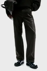 Pantalón de cinco bolsillos en tejido revestido con efecto lavado, de corte relajado y piernas rectas, con cierre de botón.