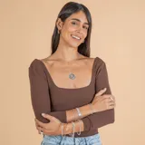 Collar con dije compuesto por tres aros entrelazados de plata 925, con cadena de eslabones tipo veneciana.