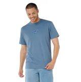 Remera de manga corta color azul, con cuello redondo y logo de la marca estampado en el pecho en tonos degradados.