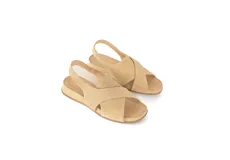 Sandalias de gamuza color avena, con diseño de tiras cruzadas en el empeine, talón destalonado con elástico interno para mayor sujeción y suela plana con leve plataforma.