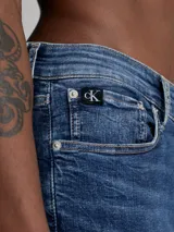 Jeans de corte skinny confeccionados en denim de algodón elástico con lavado azul oscuro vintage. Presentan diseño clásico de cinco bolsillos, talle bajo y cierre de cremallera.