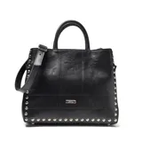 Cartera estructurada de cuero vacuno en color negro, de formato mediano con detalle de tachas metálicas en todo el contorno. Cuenta con asas cortas fijas para llevar en mano y una correa larga regulable y desmontable. Presenta cierre superior con cremallera metálica, costuras decorativas en los paneles frontales, herrajes plateados y bolsillo interior con cierre.