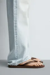 Sandalias de goma blanca Havaianas x Zara, con suela plana con relieve y tiras en el empeine con textura.
