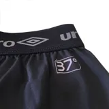 Bermuda deportiva negra de lycra con cintura elástica con logo de Umbro repetido.