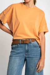 Remerón color naranja de algodón peinado con calce oversize y mangas cortas con dobladillo.