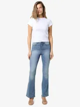 Pantalón jean flare de tiro alto, confeccionado en denim elástico con efecto desgastado y silueta ajustada que se ensancha levemente hacia los tobillos.