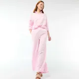 Camisa de lino mezclado color rosado, con cuello camisero, manga larga con puños abotonados y cierre frontal con botones.