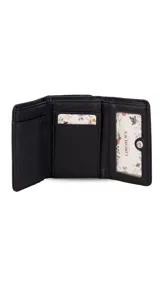 Billetera corta de cuero sintético color negro, con cierre a presión y placa metálica decorativa. Cuenta con múltiples compartimentos internos para tarjetas, visor y billetes, además de un compartimento posterior con cierre.