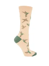 Medias de largo medio color crema con estampado de colibríes en tonos verdes y marrones, con talón y puntera en color verde.