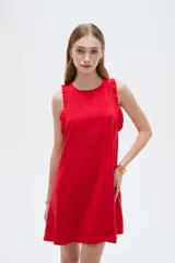 Vestido corto sin mangas en tono beige natural, con cuello redondo y volados delicados en las sisas.