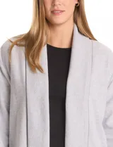 Cardigan largo de tejido de punto suave, color gris, con cuello con caída fluida, mangas largas con hombros caídos y bolsillos laterales discretos.