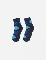 Pack de tres pares de medias de vestir de algodón con diseño argyle. Un par negro con gris, un par azul marino con azul y un par azul marino con celeste.