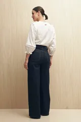 Jean ancho de tiro alto, color negro, con pierna amplia.