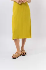 Vestido midi color crudo, de tejido acanalado, con escote en V y corte al cuerpo.