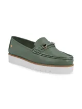Mocasines de cuero color verde esmeralda con detalle de herraje metálico en el empeine y suela de plataforma dentada en color blanco.
