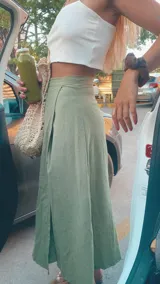 Falda midi color verde oliva, de corte evasé y tiro alto.