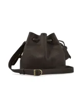 Cartera bandolera de cuero graneado color marrón chocolate, de formato tipo saco con cierre fruncido mediante cordones ajustables. Presenta costuras decorativas centrales y correa larga regulable.