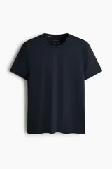 Remera deportiva de malla funcional con tecnología DryMove, de corte estándar, cuello redondo y manga corta, diseñada para absorber el sudor durante el entrenamiento.