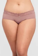 Conjunto de lencería celeste de encaje floral, compuesto por un corpiño con aro y breteles regulables, y una bombacha tipo hipster con detalle de puntilla.