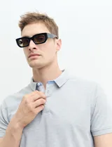 Chomba verde con cuello polo y tapeta de dos botones.