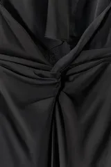 Vestido largo de estilo lencero confeccionado en viscosa, con cuello redondo, tirantes finos cruzados y detalle de nudo con abertura en la espalda.