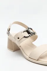 Sandalias de cuero color marrón con tacón cuadrado y hebilla lateral.