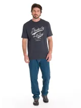 Pantalón jeans de corte recto y calce slim, color azul clásico, con diseño de cinco bolsillos y costuras reforzadas en tono contrastante.