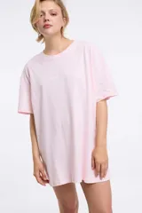 Remera de corte oversized en color blanco, con cuello redondo y mangas cortas. Presenta una estampa central con la frase 'Living a hot life' y un diseño de ajíes rojos.