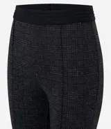 Pantalón tipo legging de tiro alto confeccionado en punto roma, con textura sutil y costuras frontales tipo nervura que estilizan la silueta.