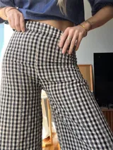 Pantalón de vestir de tiro alto con estampado a cuadros blanco y negro, de corte palazzo.