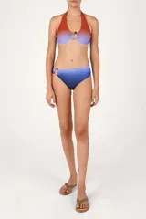 Top de bikini halter con diseño en efecto degradado, tirantes anchos anudados, argolla decorativa circular al centro y fruncido frontal.