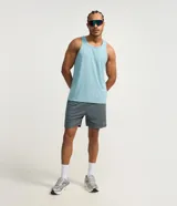 Bermuda deportiva masculina Get Over de color gris, confeccionada en poliéster con cintura elástica, cordón ajustable y bolsillos laterales.