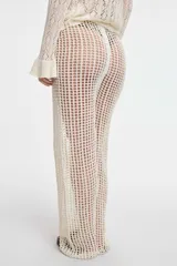 Pantalón blanco de tejido calado, con cintura elástica y cordón ajustable, de corte recto y holgado.