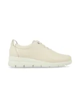 Zapatillas de cuero napa en color crema, con diseño minimalista, cordones al tono y suela elevada. Presenta un detalle en tono metalizado en la parte trasera del talón.