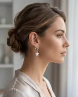 Aros tipo argolla pequeña de plata con dije colgante en forma de estrella.