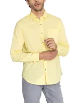 Camisa de manga larga de algodón orgánico color amarillo, con cuello abotonado, cierre frontal de botones, bolsillo en el pecho con logo bordado y mangas ajustables.