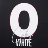 Musculosa de básquet azul marino con detalles laterales en naranja. Presenta el logo oficial de los New York Knicks estampado en el frente y etiqueta de autenticidad NBA en el ruedo.