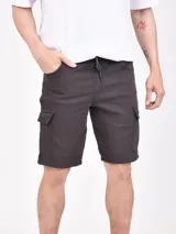 Bermuda cargo color negro con bolsillos laterales y cintura con cordón ajustable.