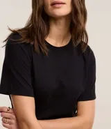 Remera básica de manga corta y cuello redondo, confeccionada en algodón suave y resistente. Presenta un diseño liso y corte clásico.