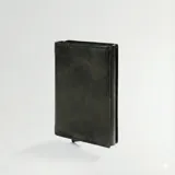 Billetera tarjetero de cuero sintético color verde oliva con tecnología RFID blocking. Tiene capacidad para 8 tarjetas y 6 billetes. Cuenta con un mecanismo deslizante para fácil acceso a las tarjetas.