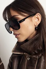 Lentes de sol estilo aviador con armazón de policarbonato en tono ámbar translúcido y cristales degradados en tonos marrones. Cuentan con protección UV400.