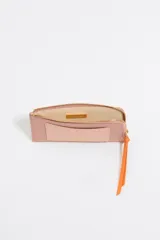 Monedero Bimba y Lola de piel vacuna con textura granulada, color verde menta. Presenta cierre con cremallera, tirador de cordón en color naranja, tarjetero exterior y logo de la marca grabado en dorado.