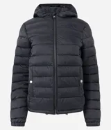 Campera ultra leve Blue Steel, confeccionada en poliamida, con diseño de gajos, capucha, cierre frontal por cremallera, bolsillos laterales con botones y elástico en los puños.