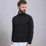 Polera negra de cuello alto, manga larga y corte ajustado.