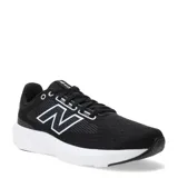 Championes de running New Balance modelo 413, color negro con suela blanca. Presentan un diseño de malla transpirable con el logo de la marca en el lateral y cierre de cordones.