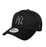 Gorra New Era con visera curva, color negro, con el logo de los New York Yankees en relieve metálico en la parte frontal y logo de la marca en el lateral.