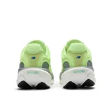 Championes de running New Balance modelo 1080 V15 para mujer, color verde lima brillante con detalles en azul eléctrico y suela sobredimensionada en blanco y gris.