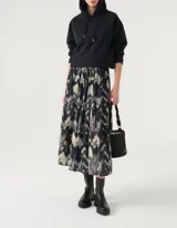 Pollera larga con estampado abstracto en tonos beige, negro y gris.