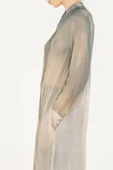 Camisa larga de viscosa y seda, semitransparente, con efecto degradé artesanal, cuello mao, cierre frontal con botones y mangas largas.
